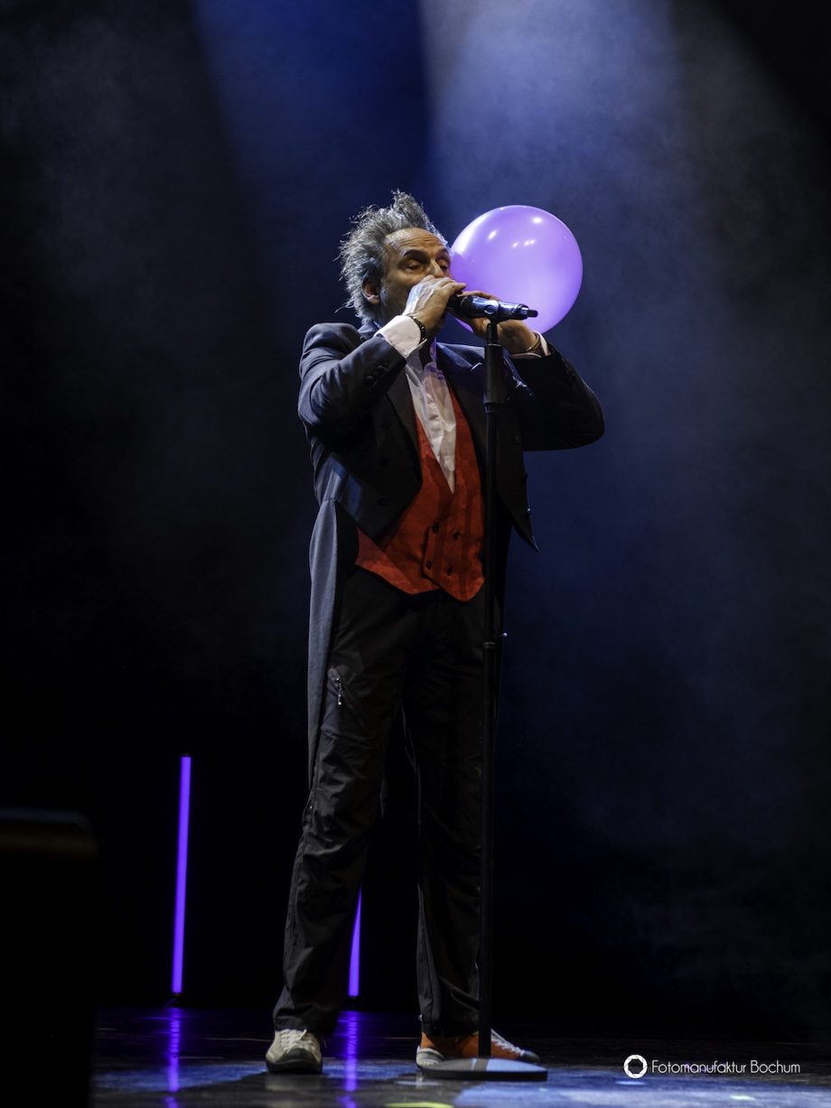 Dirk Scheffel mit Seifenblase, Showact Performance auf der Bühne
